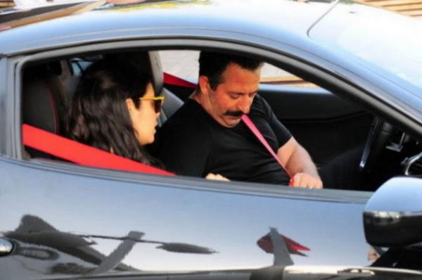 Bo�anma davas�n� a�an taraf olan Cem Y�lmaz, evlendi�i g�nden itibaren e�iyle aralar�nda sorun ya�ad���n� belirterek, bir s�redir ayr� ya�ad�klar�n� ve evlilik birli�inin �ekilmez haline geldi�ini bildirdi.