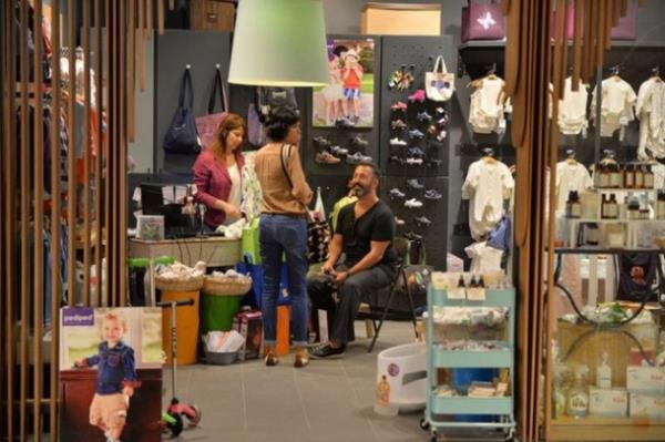 <p><b>20 AY EVL�L��E 500 B�N DOLAR TAZM�NAT</b></p>  Cem Y�lmaz, 20 ay evli kald��� Ahu Ya�tu'ya bo�an�rken 500 bin dolar tazminat �demeyi kabul etti. �ift, bu tazminat tutar�n�n d���nda birbirlerinden maddi ve manevi tazminat istememeyi protokolde imza alt�na ald�.