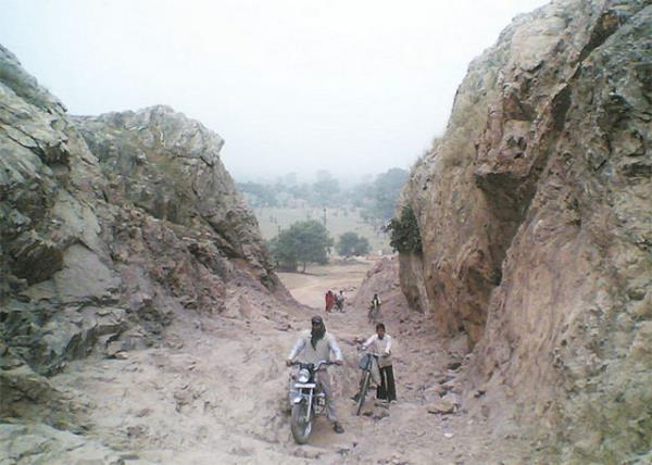 O da 1960 ylnda eline kazmasn alarak, aradaki yolu 40km kadar ksaltacak bir yol yapmaya balar.
