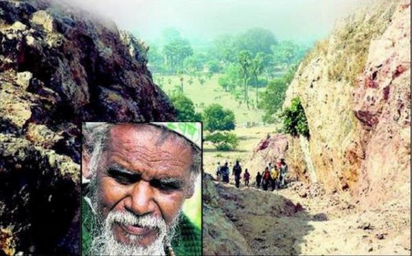 Hindistan'n cra ve fakir bir kynde yaayan Dashrath, en yakn doktorun 70 kilometre uzakta olmas yznden, doktor ge geldii iin karsn kaybeder.