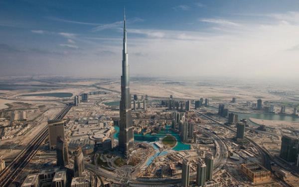 Burj Khalifa'nn tepesindeyeken o kadar yksektesinizdir ki, Dnya'nn yuvarlakln bile farkedebilirsiniz.
