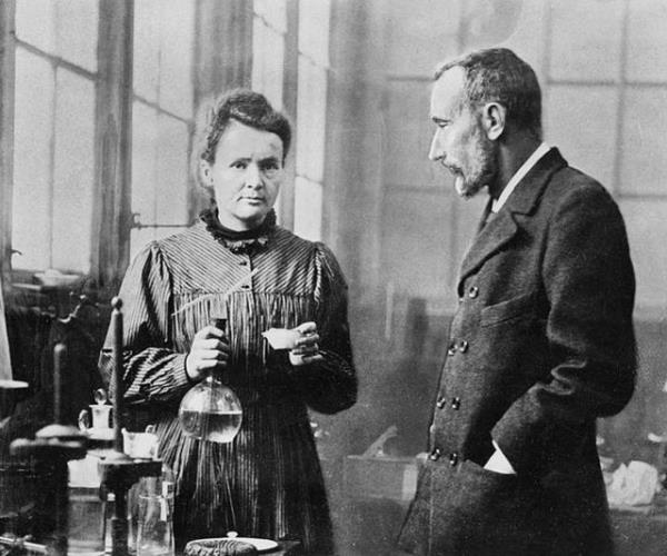 <b>3. Marie Curie'nin alma notlar hala ar derecede radyoaktiftir. Bu yzden zel izin, ve zel kyafetlerle grlebilir</b>