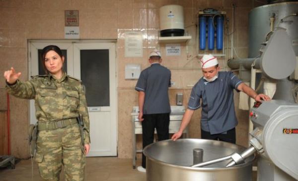 Blk komutan Gzide uhac, 3 bin kiilik tugayn ekmei, yemei, askerlerin giydirilmesi ve hatta banyosundan bile sorumlu. uhac seneye yzba olacak.