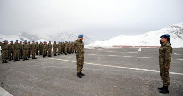 Gzide stemen ayrca 27 km. tfekli ve tehizatl kouda takdir alm bir subay. Kendisi btn bunlar sradan gryor: