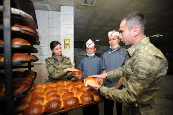  gvenlik misafirhanesinde kalyorduk. Ancak burada 24 saat grev anlayyla altmz iin gece kan grevlerde Buse'yi buradaki ailelerden birine brakmak zorunda kalacaktm. Bu yzden imdilik Ankara'da babaannesiyle kalyor.