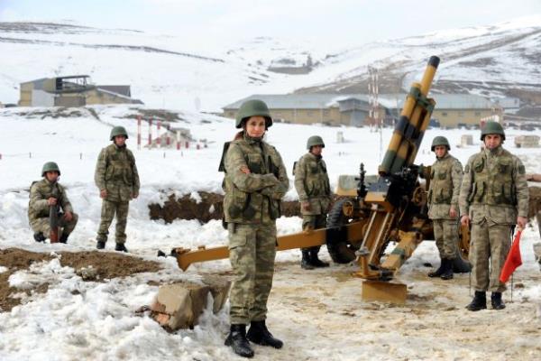 Yksekova'da grev yapan kadn subaylar askerliin sadece erkek meslei olduu anlayn krmay baaryor. stemen Gzide uhac, erkeklerden daha baarl olmu bir komando ve imdi tugayn bel kemii. Temen Pakize Yelboa "Yksekova'ya tayin olduumu renince ok sevindim" diyor.