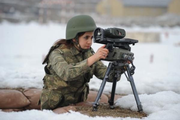 <p><b>"Aman arkasna taklmayalm"</b></p>    Pakize Temen eitimde yaadklarn yle anlatyor: "Komando okulunda zorlandm. Erkekle kadnn anatomisi farkl ama insana snr yok. Grevleri tamamladka motivasyon ve dayanma gc artyor. 45-50 km. tam tehizat 15-16 saat dolar hedef bulurduk. 'Bu hedefleri bulmadan dnmem' deyip timin nne geerdim. Arkadalar 'Aman Pakize'nin arkasna taklmayn' diye aka yaparlard."