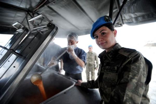 "Eim grevi nedeniyle Ankara'da yayor. Kendisi pilot olduu iin ortalama 15 gnde bir grev nedeniyle blgeye geldiinde gryoruz. Kzm Buse 5 ay buradayd.