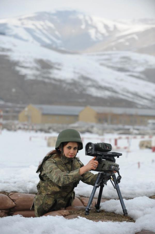 Pakize Temen, Eirdir Da Komando Okulu'nun mehur 76 metrelik eitim kulesini de yle anlatyor: "Ben en ok kuleden Eirdir Gl sahiline inmeyi severdim. Benim devremde komando okulunda 4' bayan 256 kii vard. Bu kuleden ini zorunlu ama k istee bal. steyen ierden merdivenlerle de kabiliyor. Bizim devreden birka erkek arkada ve tek kadn olarak ben hem kuleye trmanp hem de ini yaptk."