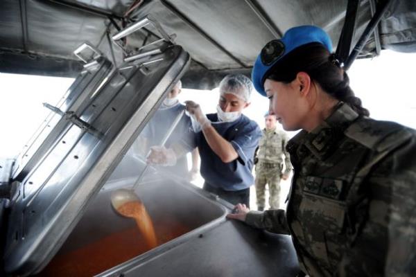 <p><b>Kz Ankara'da, eini 15 gnde bir gryor</b></p>    Dou'da bir kadn komutan anne ve e olma srecinde neler yaadn, Gzide uhac yle dile getiriyor: