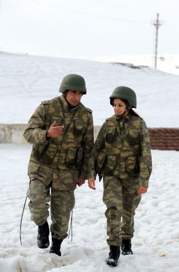 <p><b>ehit annelerinin buluma an</b></p>    Pakize Temen Yksekova'daki duygu ykl grevi ise yle anlatyor: "19 Haziran 2012'de terr rgt PKK'nn Dalca'daki Yeilta Karakolu'na yapt saldrda ehit olan er Samet Btn'n ailesi oullarnn ehit olduu yeri grmek istedi.