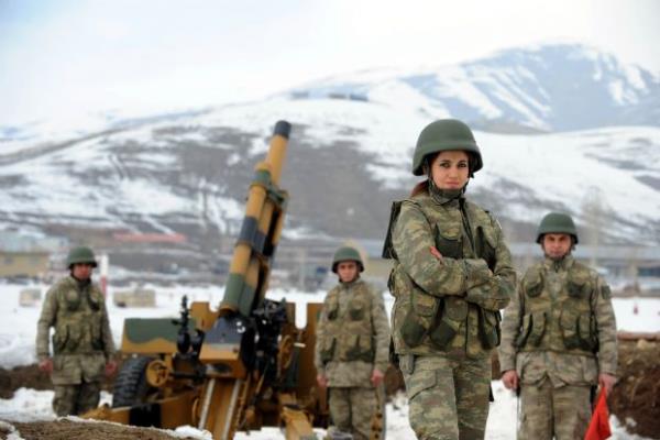 Yksekova'da konulu 3. Piyade Tmen Komutanl'nda grev yapan Kara Pilot stemen idem Doan, Maliye stemen Vildan Pnar Menge, Topu Temen Pakize Yelboa ile Hakkari Da ve Tugay Komutanl Sahra Hizmet Blk Komutan kmal stemen Gzide uhac'yla grev yerlerinde bulutuk. Trkiye'nin sfr noktasnda ran ve Irak snrndaki Cilo Da ile Smbl Da?na srtn yaslam birliklerde grev yapan kadn subaylarla hayatlarn ve grevlerini konutuk.
