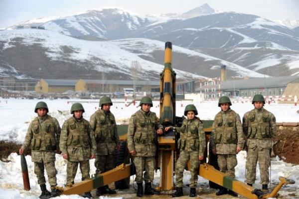 24 Austos 2013'te aileyi kye gtrdk. Samet Btn'n ailesini kyde ayn olayda hayatn yitiren iki korucumuzun aileleri karlad. Korucularmzn Tre bilmeyen anneleri ile Samet Btn'n Krte bilmeyen annesi Fadime Teyze dakikalarca sarma dola tek kelime konumadan aladlar. Belki konuarak anlaamyorlard ama kalben onlar kadar iyi anlaan bulunamazd herhalde. Hayatm boyunca grdm en etkileyici manzarayd."