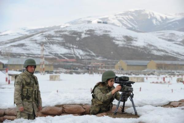 <p><b>"Yksekova'ya ok sevindim"</b></p>    Dalar dven koca top banda bir kadn komutan size ilgin geliyorsa bu daha hibir ey deil. Yksekova, Manisa Salihlili 24 yandaki Topu Temen Pakize Yelboa'nn ilk grev yeri: "Hep blgede alp zorluklar grmek ve deneyim kazanmak istiyordum. Polatl'daki Topu ve Fze Okulu'nda Yksekova'ya tayin olduumu renince ok sevindim. Sivil arkadalarm bir bayan olarak ok zor diyerek sevinmeme anlam veremediler. Ancak askerlik sevgi ve fedakarlk gerektirir."