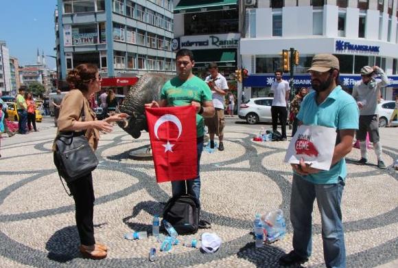 Taksim'de Erdem Gndz'n Gezi Park mdahalesini protesto etmek iin yapt tek kiilik eylem yaylarak devam ediyor. Taksim'de Gndz'n ardndan baka eylemciler protestoyu srdryor.