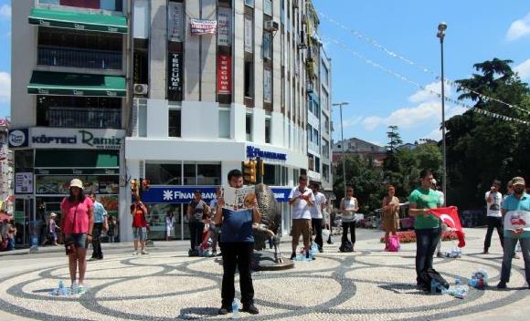 - Bu hafta duran adam...  Haftaya oturan adam...  Sonraki hafta amuda kalkan adam...  Sonunda devrim tamam!...