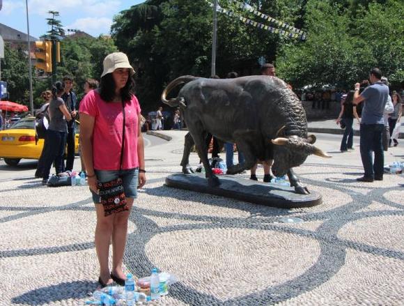 - &#8220;Duran Adam&#8217; konuuyoruz da neden gnlerdir ocuklarna ekmek gtremeyen SUSAN ADAM&#8217;, yani Esnaf&#8217;n isyann konumuyoruz?