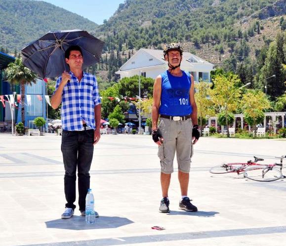 - &#8220;Duran adam&#8217;larn kral Karacaahmet&#8217;te, Zincirlikuyu&#8217;da...&#8221;