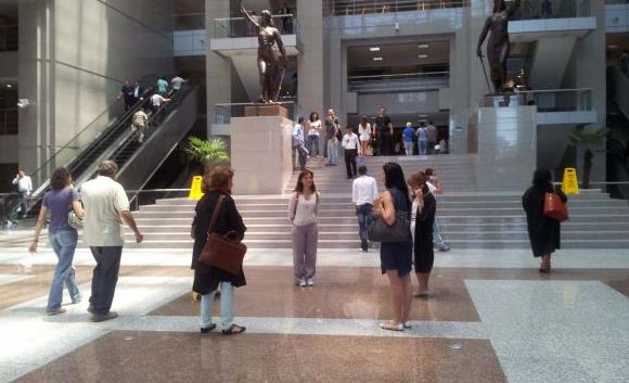 Sosyal medya, &#8220;duran adam&#8221; esprileriyle alkalanyor. te o geyiklerden bazlar:    - &#8220;Duran adama deil, dik duran adama baksan...