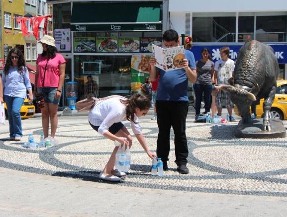 - yo gayet ciddi, hi icraat yok. duran adam chp'yi rnek alm galiba, durup izliyorlar :D