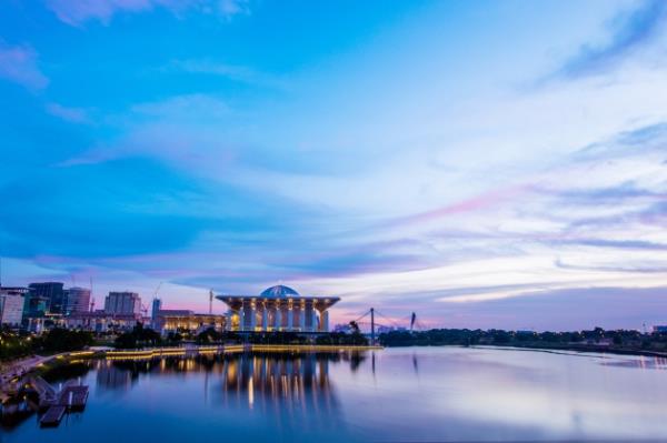 <p><b>Demir Cami</b></p>  Putrajaya, Malezya