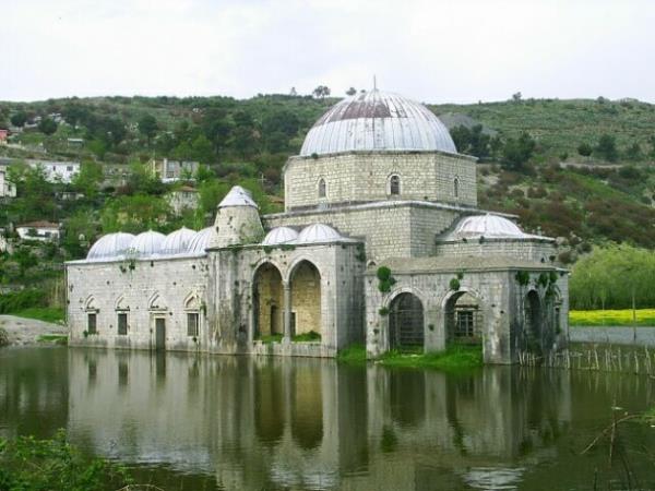 <p><b>Kurun Cami</b></p>  kodra, Arnavutluk