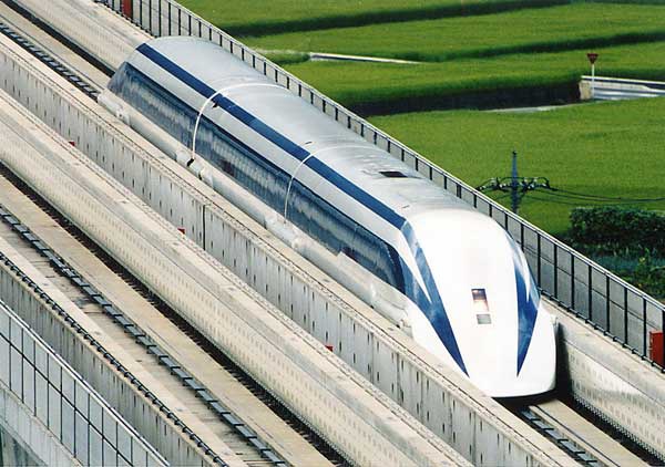 <p><b>En hzl tren</b></p>  Japonya'daki uygulama hattnda yaplan denemelerde JR-Maglev MLX01 trenlerinin 581 km/s hza ulat tespit edildi. Bu hz, 574.8 km/s hzla hareket eden Fransa'daki TGV'lerden biraz daha yksek. Bu trenlerin altnda havada asl kalmalarn salayan (zel olarak retilmi elektromanyetik raylar zerinde) ok gl mknatslar bulunuyor.
