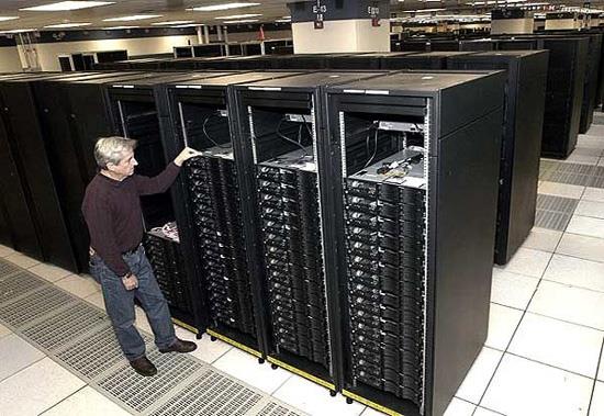 <p><b>En hzl bilgisayar</b></p>  Roadrunner, New Mexico'daki Los Alamos Ulusal Laboratuar'nda IBM tarafndan gelitirilen bir sper-bilgisayar. u anda dnyann en hzl bilgisayar olan 133 milyon dolar deerindeki Roadrunner, 1.7 petaflop (saniyede 1.7 katrilyon (10^15) ilem) ilemci performansna ulamas iin tasarlanm, bu hza Haziran 2008&#8242;de ulam ve zerinde lineer cebir algoritmas programlar (LINPACK) altrlan dnyann en hzl 500 bilgisayar arasnda birinci olmutur. Standart paralarla retilen bu sper-bilgisayarn, allmn dnda tasarm zellikleri bulunuyor.