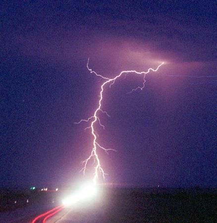 In boluktaki hz saniyede tam olarak 299792458 metre olarak tanmlanmtr. Bu, insan rknn bugne kadar tecrbe ettii en hzl eydir. Ekvator etrafnda k hzyla hareket ederseniz gezegeni bir saniye iinde 7.4 defa turlayabilirsiniz.