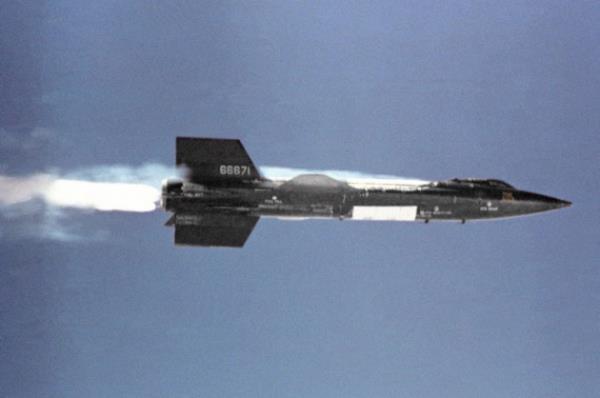 <p><b>En hzl insanl uak</b></p>  North American X-15 roket gl uak, NASA, Birleik Devletlerd Hava Kuvvetleri (USAF), Birleik Devletler Donanmas (USN) ve North American havaclk irketinin ortak program sonucu, ok yksek hz ve ok yksek irtifalarda insan ve malzeme faktrleri zerine veri toplamak amacyla gelitirilmitir.