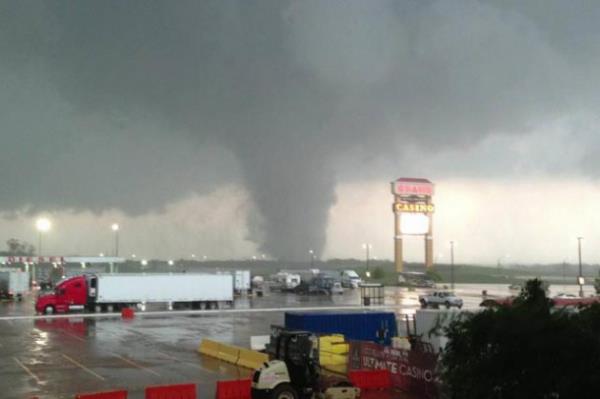 Saatte 511.77 km hzla esen kasrga, 250 evi ykt ve drt kiinin de lmne sebep oldu.