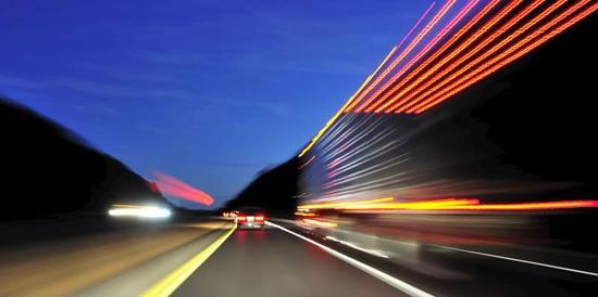 <p><b>Kaydedilen en hzl ey</b></p>  Modern fizikte, k evrendeki en hzl ey olarak kabul edilir ve n uzay boluundaki hz doann temel sabit deerlerinden biridir.