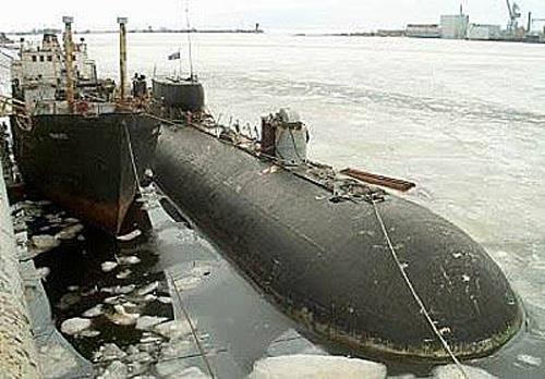 <p><b>En hzl denizalt</b></p>  K-222 (eski ismiyle K-162) u ana kadar retilmi en hzl denizaltyd. 28 Aralk 1963 tarihinde suya indirildi ve 1969 senesinde Sovyet Kuzey Donanmasnda greve balad. rus denizcilerin "Altn Balk" olarak adlandrdklar K-222, titanyum alaml gvdesi sayesinde neredeyse 40 yl boyunca dnyann en hzl denizaltsyd. Saatte 44.7 deniz mili (82.8 km/s) gibi bir hzla ilerleyebiliyordu. Fakat bu rekor hzn bedeli, yapm aamasndaki yksek maliyet, kard ar grlt ve kullanm esnasnda gvdede oluan zararlar olarak kendini gsterdi.