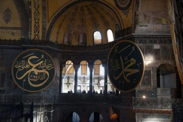 Led Zepplin, Eric Clapton, Jeff Beck, Steve Vai, and Carlos Santana gibi Rock yldzlarn fotoraflayan Knight'n deklanre bastnda bu kez vizrnden grd anakkale, stanbul, zmir, Kapadokya ve Pamukkale'nin esiz gzellikleri oldu.