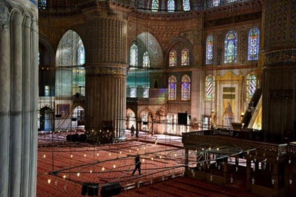 40'n zerinde uluslararas dle sahip olan Steve McCurry, ekimlerini Pamukkale ve stanbul'da gerekletirdi.