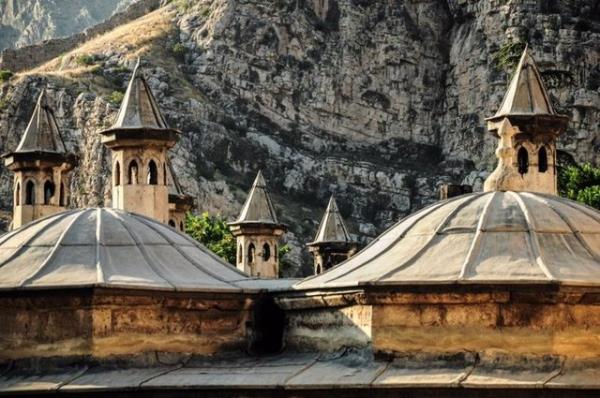 Hazel Thompson da Amasya, stanbul-Yerebatan Sarnc, Safranbolu, orum-Hattua ve Smela Manastr gibi yerlerde sanatn konuturdu.