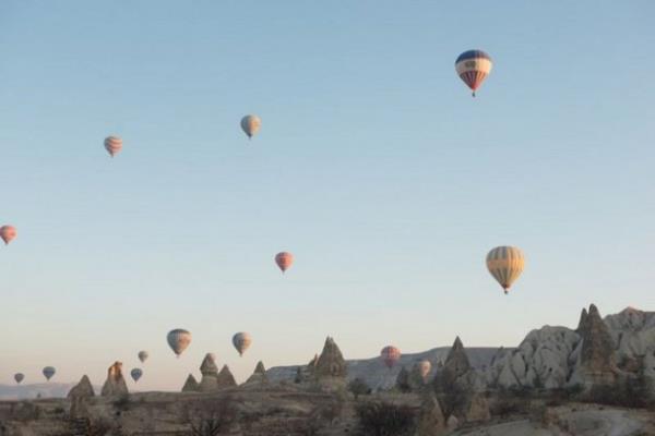 Led Zeppelin ve Eric Clapton gibi rock yldzlarn fotoraflayan Knight ise anakkale, stanbul, zmir, Kapadokya ve Pamukkale'de ekim yapt.