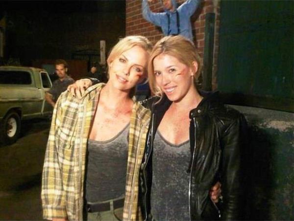Charlize Theron ve dublr Alicia Vela-Bailey
