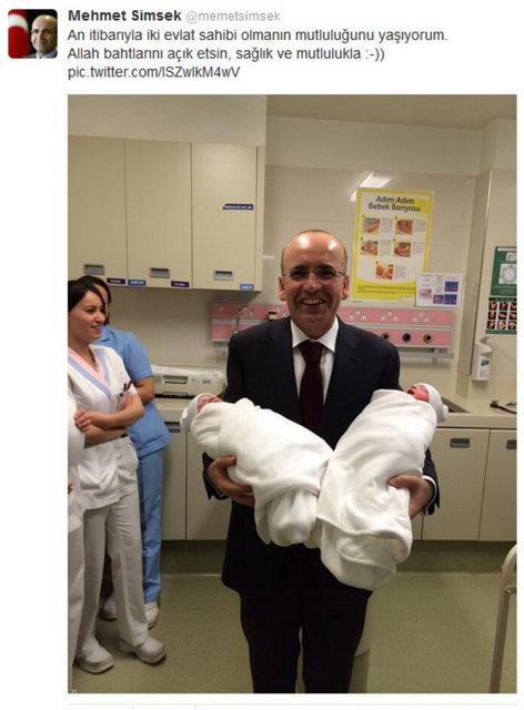 Maliye Bakan Mehmet imek baba oldu. imek ocuklarnn doumunu Twitter'dan att bir mesajla duyurdu.imek mesajnda, "An itibaryla iki evlat sahibi olmann mutluluunu yayorum. Allah bahtlarn ak etsin" ifadelerini kulland.