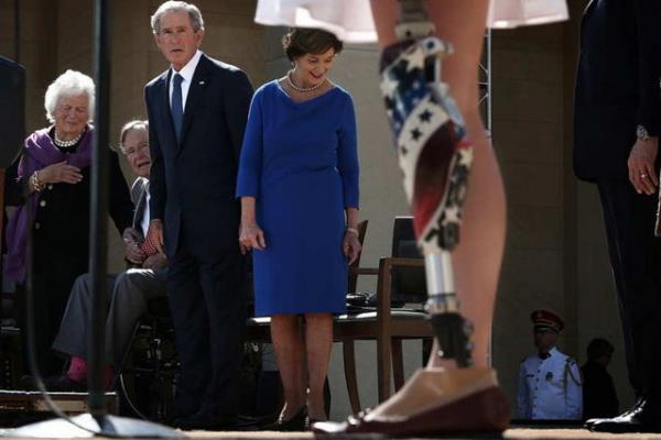 George W. Bush, Irak'taki savata bir uzuvunu kaybeden ilk kadn Amerikan askeri, Melissa Stockwell'e gzlerini kilitlerken.