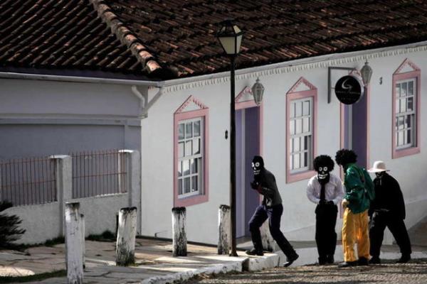 Ortaa geleneklerini yerine getirmek amal Cavalhadas festivaline katlan maskeli  Brezilyallar.