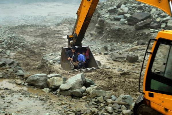 Yingxiu'nin Sichuan eyaletinde youn ya ve heyelan srasnda 300'den fazla kii kurtarlmaya allrken.