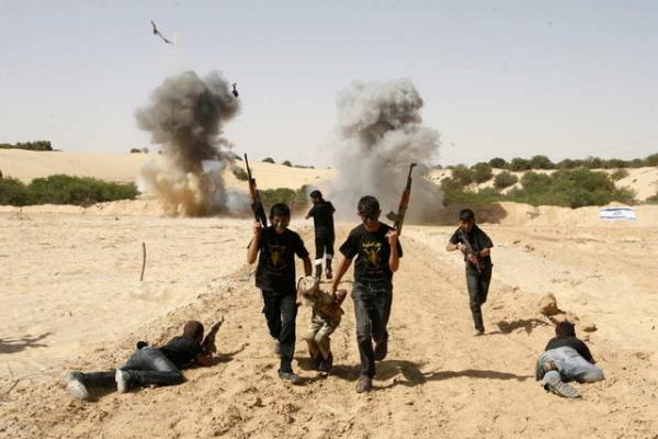 Filistinli ocuklar, her yl milis yaz kamplarnda alrken.