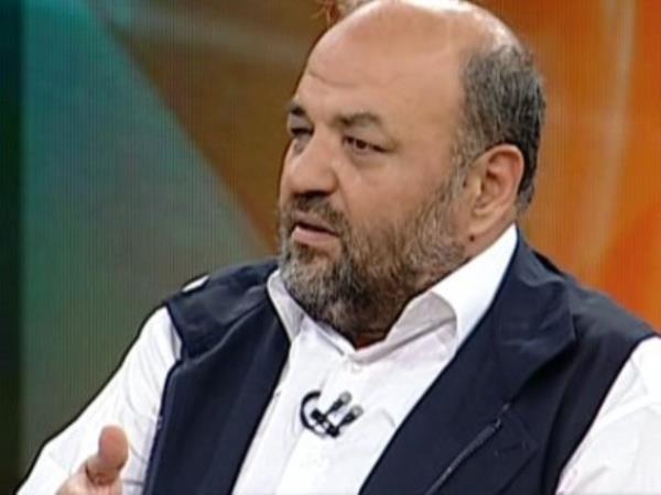 Direniin sakncas yoktur - Antikapitalist Mslmanlar isimli grubun lideri olarak bir dnem sempatik bile bulunan hsan Eliak da Gezi Park eylemlerine destek verenlerden. Gezi Park'nda namaz klan, Gezi Park eylemi ve benzeri eylemlerin dinen sakncas olmadn ifade eden Eliak bu srete att tweetlerle tepki ekti. Eliak'n hareketleri 'prim yapmak' olarak nitelendirenler oldu. hsan Eliak sre iinde, eski tarihlerde ekilen fotoraflar, yeniymi gibi paylat.