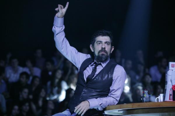 lk gnden beri direnie destek veren Okan Baylgen de gene Twitter zerinden yapt aklamada medyann sessizliine u szlerle dikkat ekti: stanbul&#8217;un her yerinde arkama en az on kamera, onlarca foto muhabiri taklr. Gezi&#8217;den habercisi de, magazincisi de namevcut!