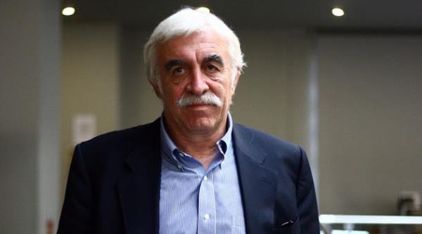 Twitter' son aylarda youn olarak kullanmaya balayan gazeteci Cengiz andar da att bir tweetle takipilerini artt. 'stanbul'un merkezine hkmedemeyen, Ankara merkezine giremeyen Babakan, havaalan ile ehrin girii arasnda her yerde miting yapyor' twitini atan andar, takipileri tarafndan poplistlik yapmakla eletirildi.