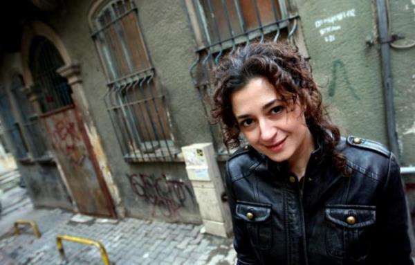 Devrim bekledi Gazeteci yazar Ece Temelkuran da olaylar sresince att tweetlerle bir kesime hitap etti. Temelkuran bu dnemde, zellikle yapt yaynlarn tarafll ve amacyla tepki eken ngiliz devlet televizyonu BBC'nin internet sitesinde yazd 'Trkiye'de devrim mi oluyor?' yazs ile dikkatleri zerine ekti. Temelkuran da retweet ettii yanl bilgileri de takipilerine duyurdu. Retweetleri arasnda devrim beklentisi yksek olan tweetler de vard.