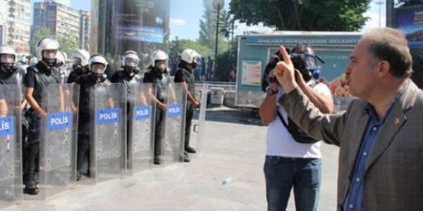 CHP Ankara Milletvekili Levent Gk, polise aza alnmayacak kfrler sarf etti. Ankara'daki eylemler srasnda polise ettii kfr tepki ekerken, CHP'liler ise Gk'n, ar tahrik ve saldr altnda istenmeyen szler ettiini savundu.