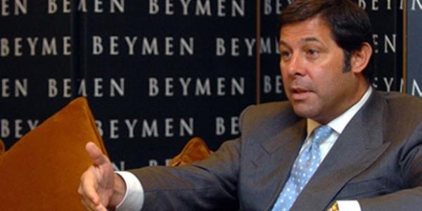 vclktan apulculua - 'evreciyim' diyerek Taksim Gezi Park'nda 'Ne sacym, ne solcuyum ben de apulcuyum' yazl pankartla eylemcilere destek pozu veren Cem Boyner'in av merakls olduu da ortaya kt. Boyner, bir yl nce verdii bir rportajda doada hayvanlar nasl ldrdn vnerek anlatyordu. 17 yandan bu yana avc olduunu dile getiren Cem Boyner, bir av ansn da yle anlatyor; 'Afrika'nn Miombo ormannda 40 metre yaknmzdaki bufaloya ate ettim. Kurun omuzundan kalbine girdi. zerimize yneldi. Tekrar tekrar kalbine ate ettim.'