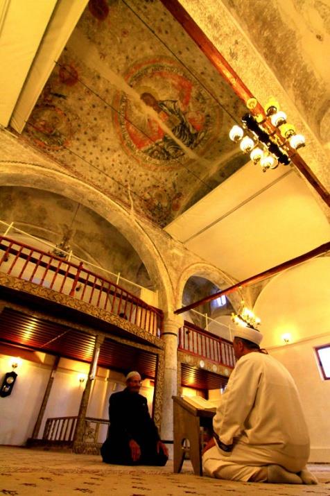 Eski Cami Mahallesi'ndeki Maden Camisi, kubbesindeki Hristiyanlk simgeleriyle dikkati ekiyor.
